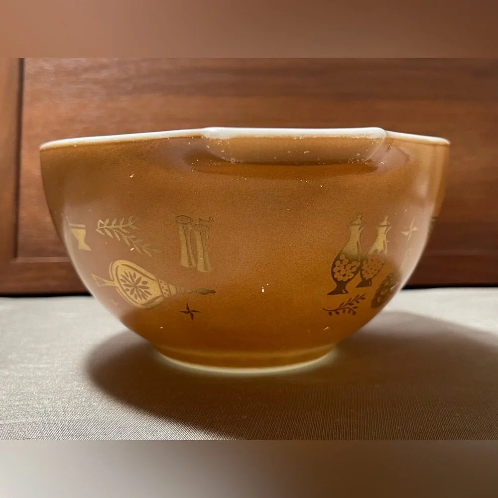 Pyrex Vintage Early American Brown and Gold Mixing Bowl